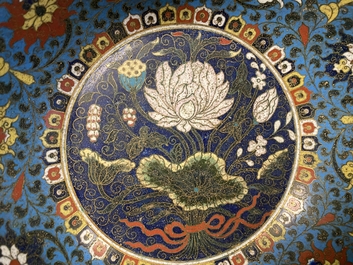 Un bol en &eacute;maux cloisonn&eacute;s &agrave; d&eacute;cor de dragons, marque apocryphe de Wanli